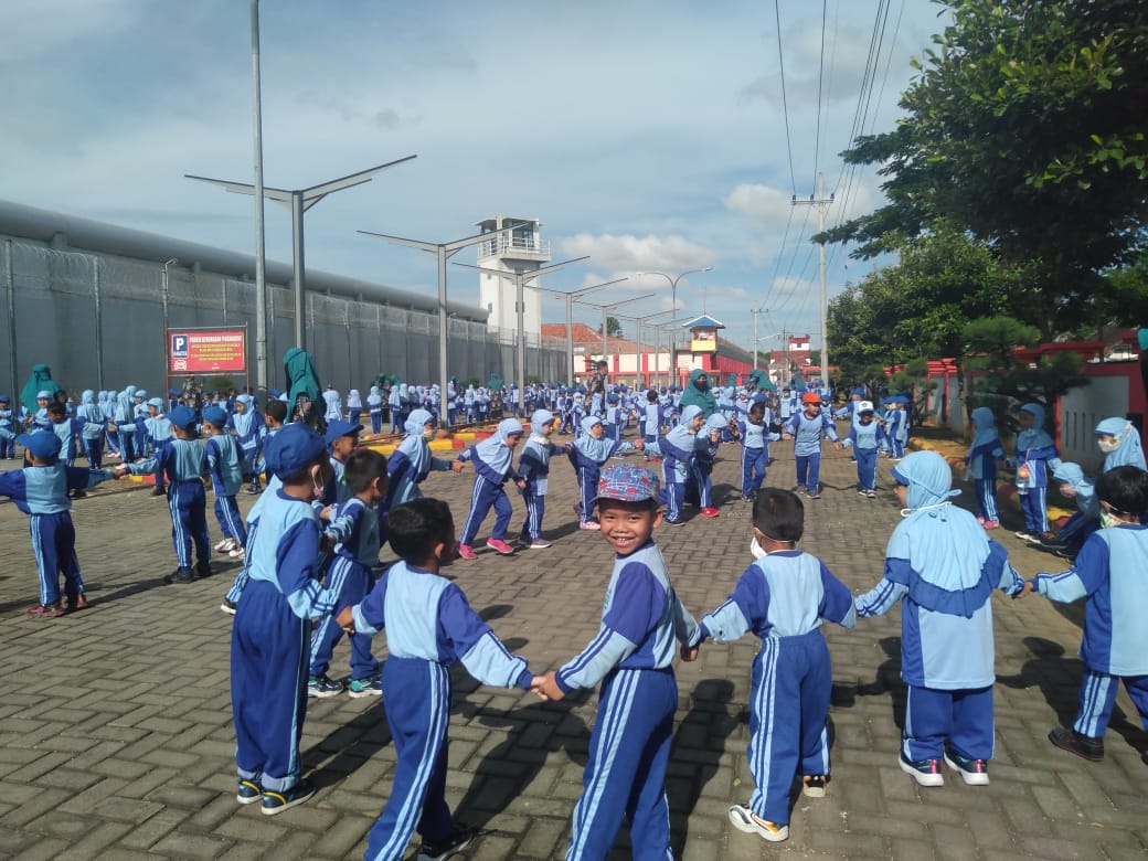 Jalan – Jalan Santai RA Al-Munawwarah ke Lapas Pamekasan